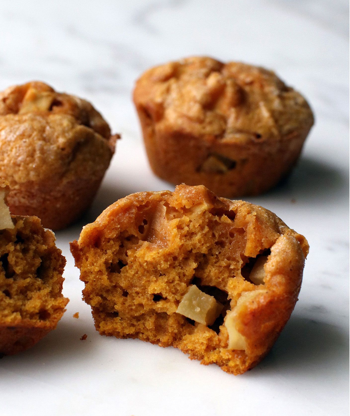 Nápady na halloweenske jedlá, jednoduché jedlo na halloweensku párty - tekvicové muffiny s nakrájaným jablkom alebo hruškou