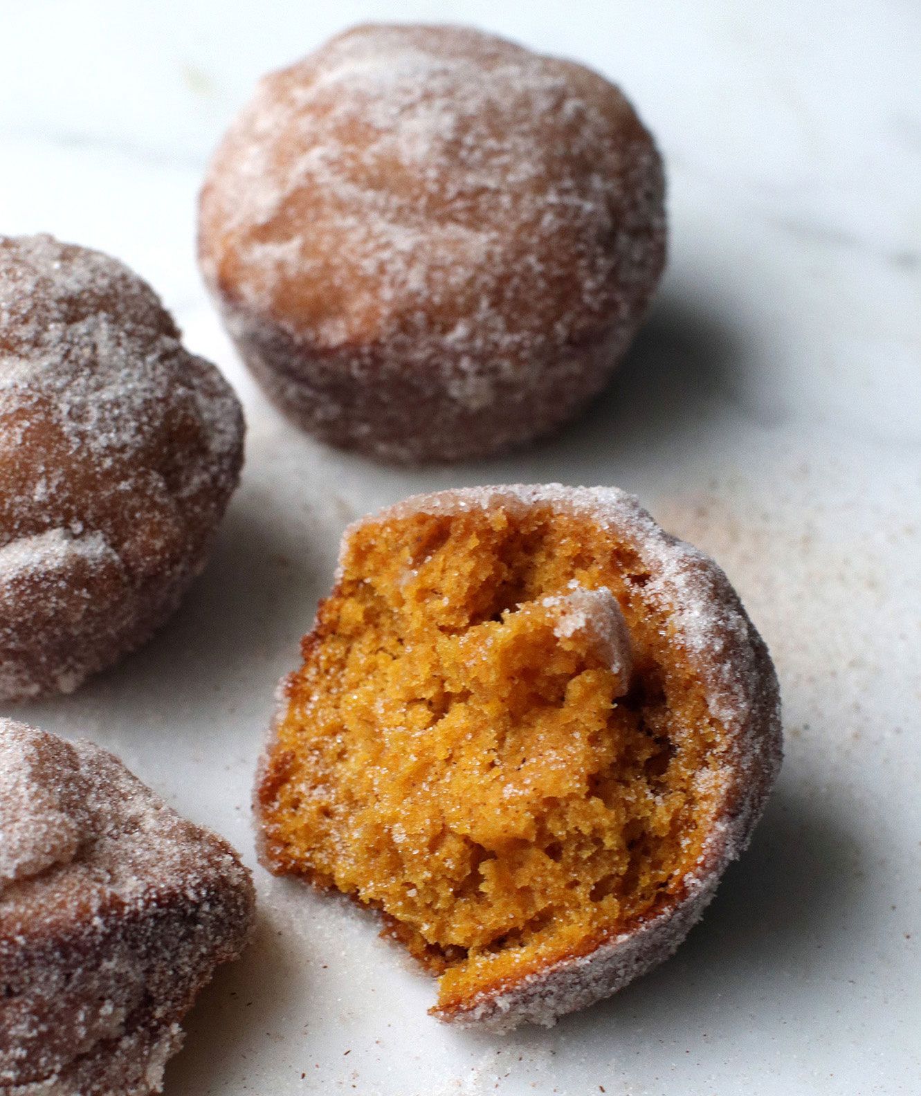 Ideas de comida de Halloween, comida fácil para la fiesta de Halloween - Pumpkin Muffins Dirt Bombs