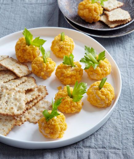 Helovīna ēdienu idejas, vienkāršs Helovīna ballīšu ēdiens - ķirbju siera bumbiņas