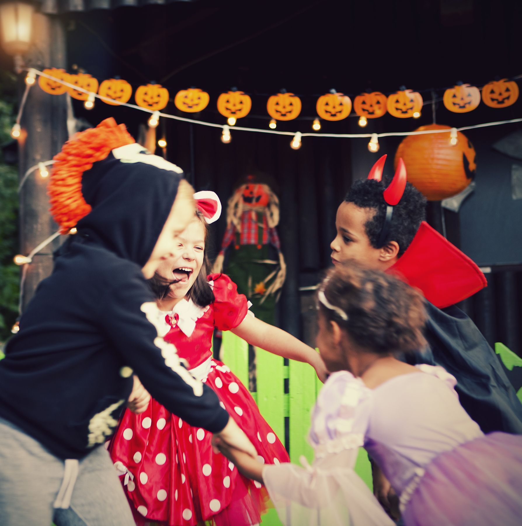 Lapsed tantsivad Halloweenil