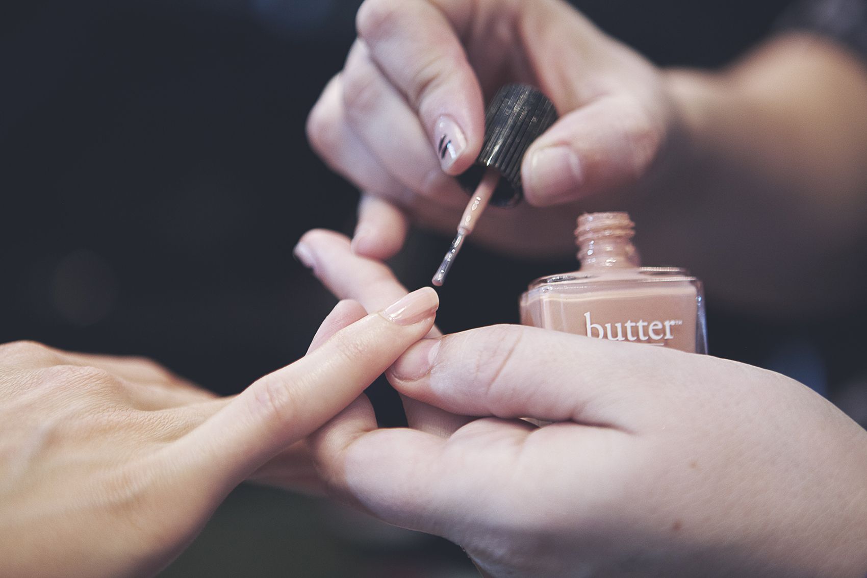 Η Katie Hughes εφαρμόζει βερνίκι νυχιών στο μοντέλο της Fashion Week