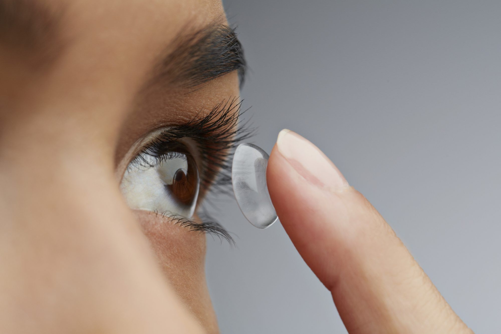Eksperter siger, at du skal stoppe med at bruge kontaktlinser under Coronavirus-pandemien