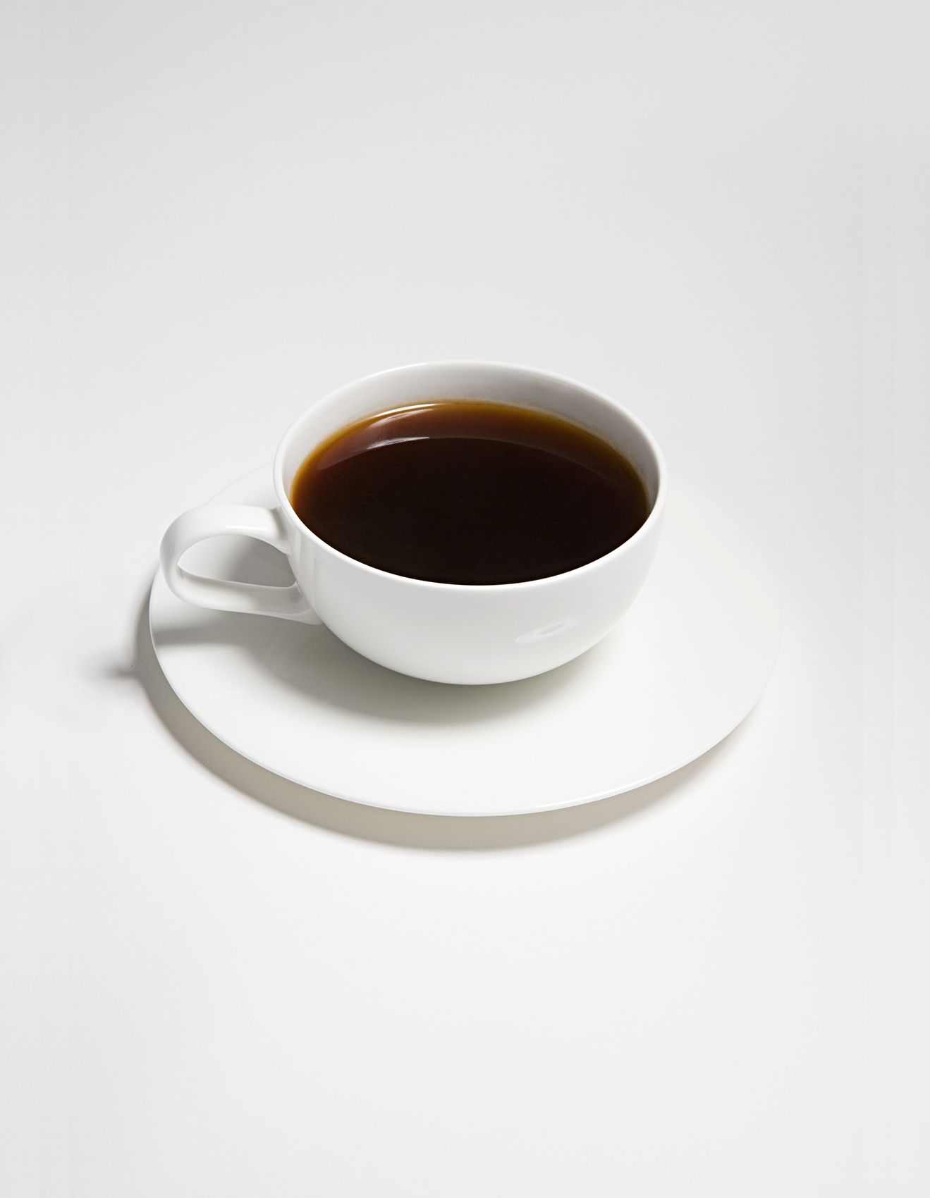 Ceașcă de cafea pe farfurie