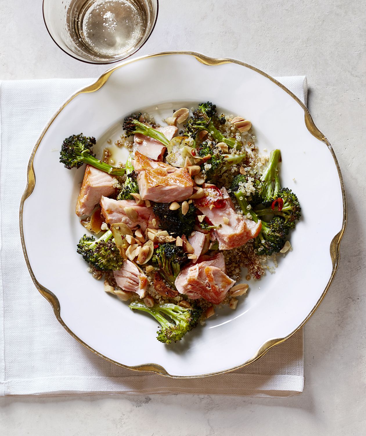 Pražen losos s hrustljavim brokolijem in kvinojo