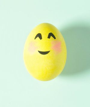 Brosandi andlit með brosandi augum Emoji egg