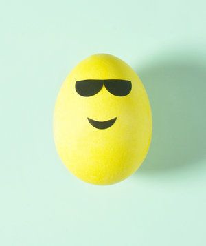 Nasmejan obraz s sončnimi očali Emoji Egg
