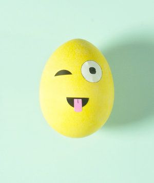 Visage avec une langue coincée et un œuf emoji aux yeux clignotants