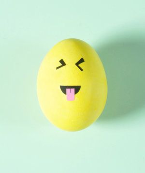 Sıkışmış Dil ve Sıkıca Kapalı Gözlerle Yüz Emoji Yumurtası