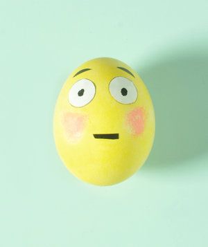 Emoji-Ei mit gerötetem Gesicht