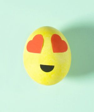Lächelndes Gesicht mit herzförmigen Augen Emoji-Ei