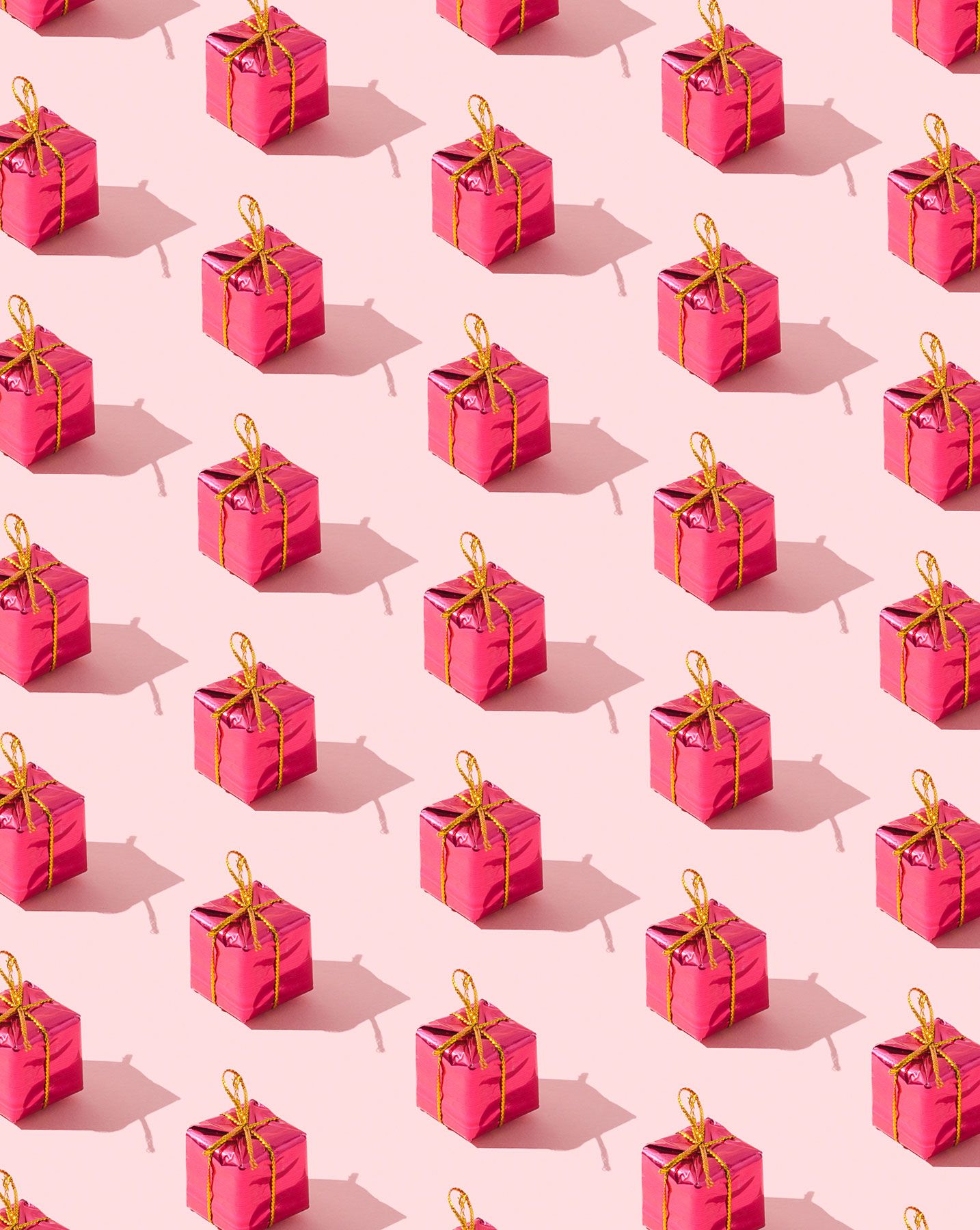 Ružičaste kutije umotane u poklon sa zlatnom vrpcom - tajne zamotavanja darova