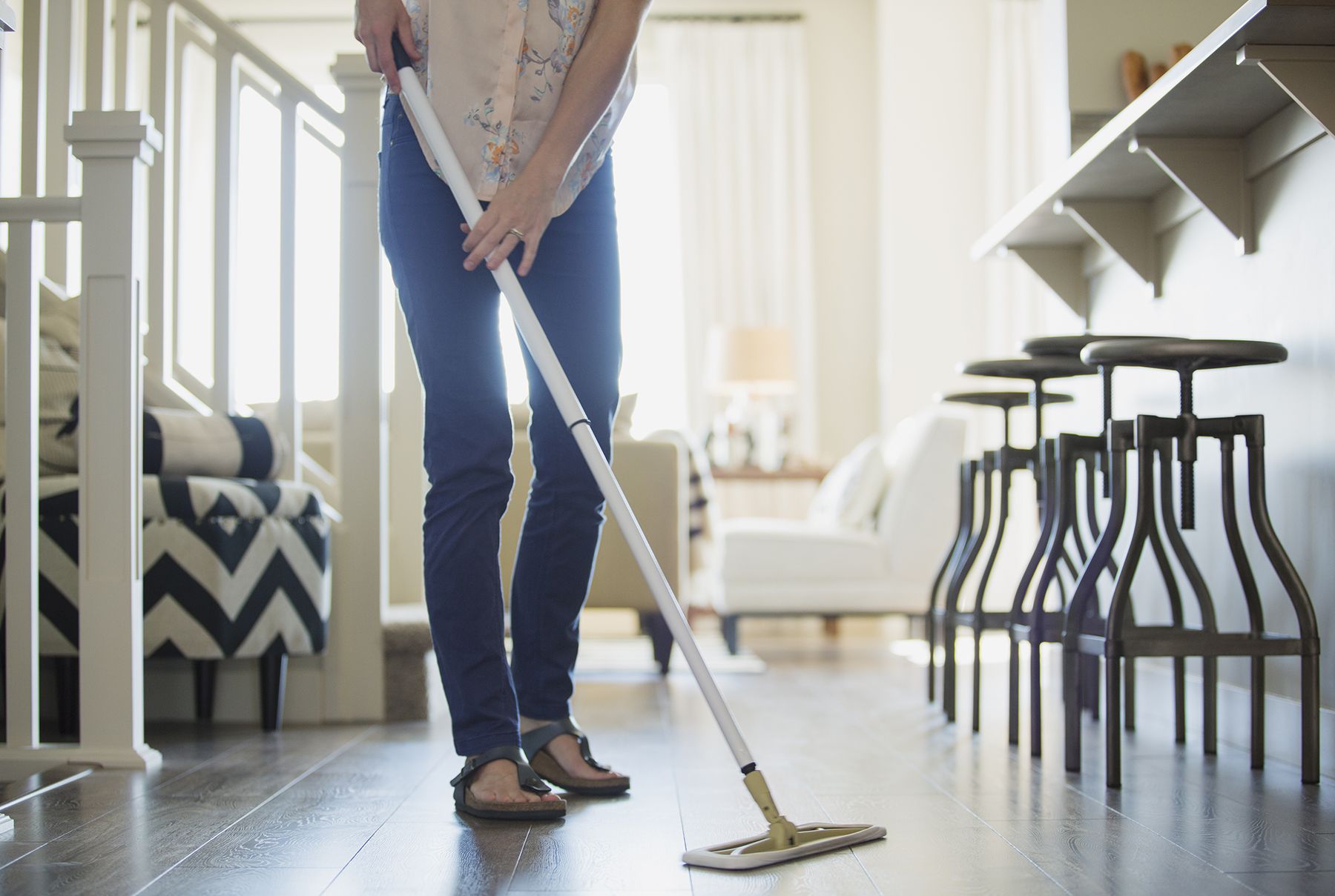 Kvinde støv-mopping gulv