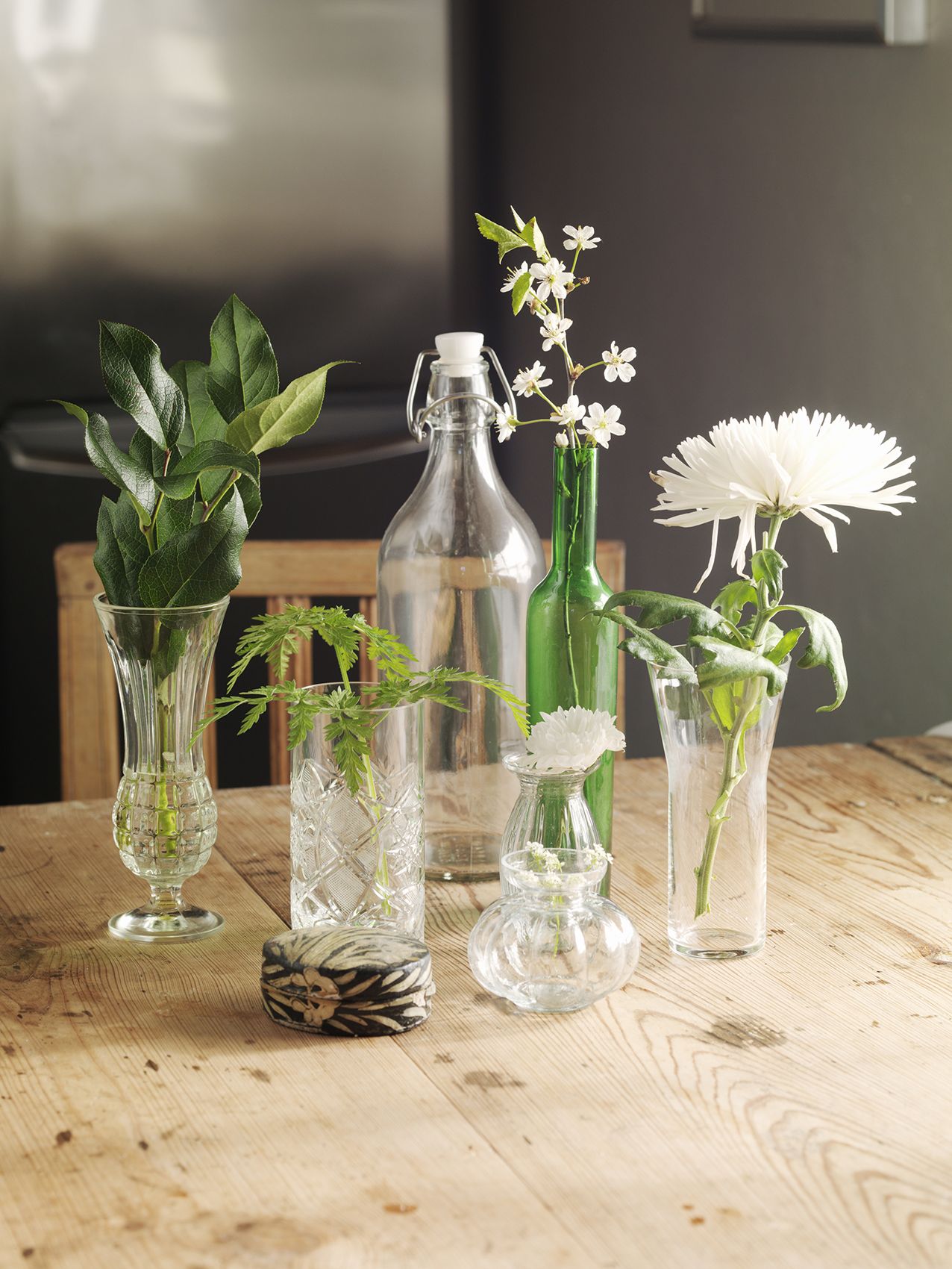 テーブルの上の花と透明な花瓶