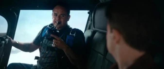   Ant McPartlin hält das Mikrofon im Hubschrauber an den Mund, während er zu Declan Donnelly hinüberschaut