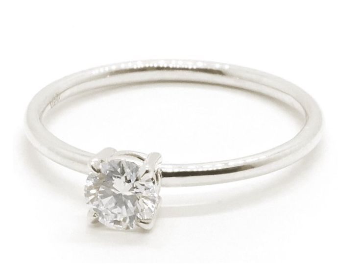 Anillos de compromiso minimalistas: anillo solitario de diamantes Natalie Marie