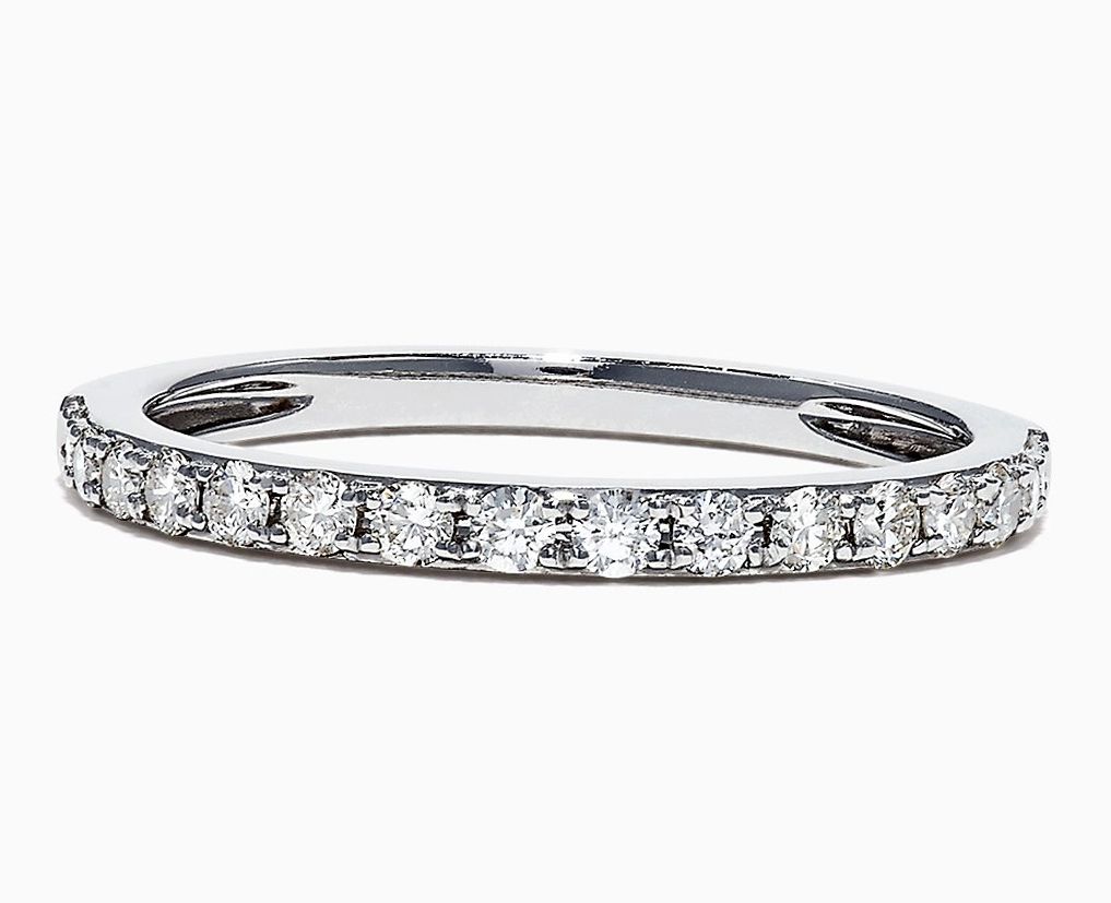 Anillos de compromiso minimalistas: anillo de eternidad con pavé de diamantes de Effy Jewelry