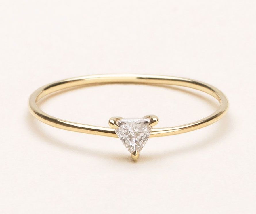 Minimalist trúlofunarhringir: Vrai og Oro Trillion Diamond Ring