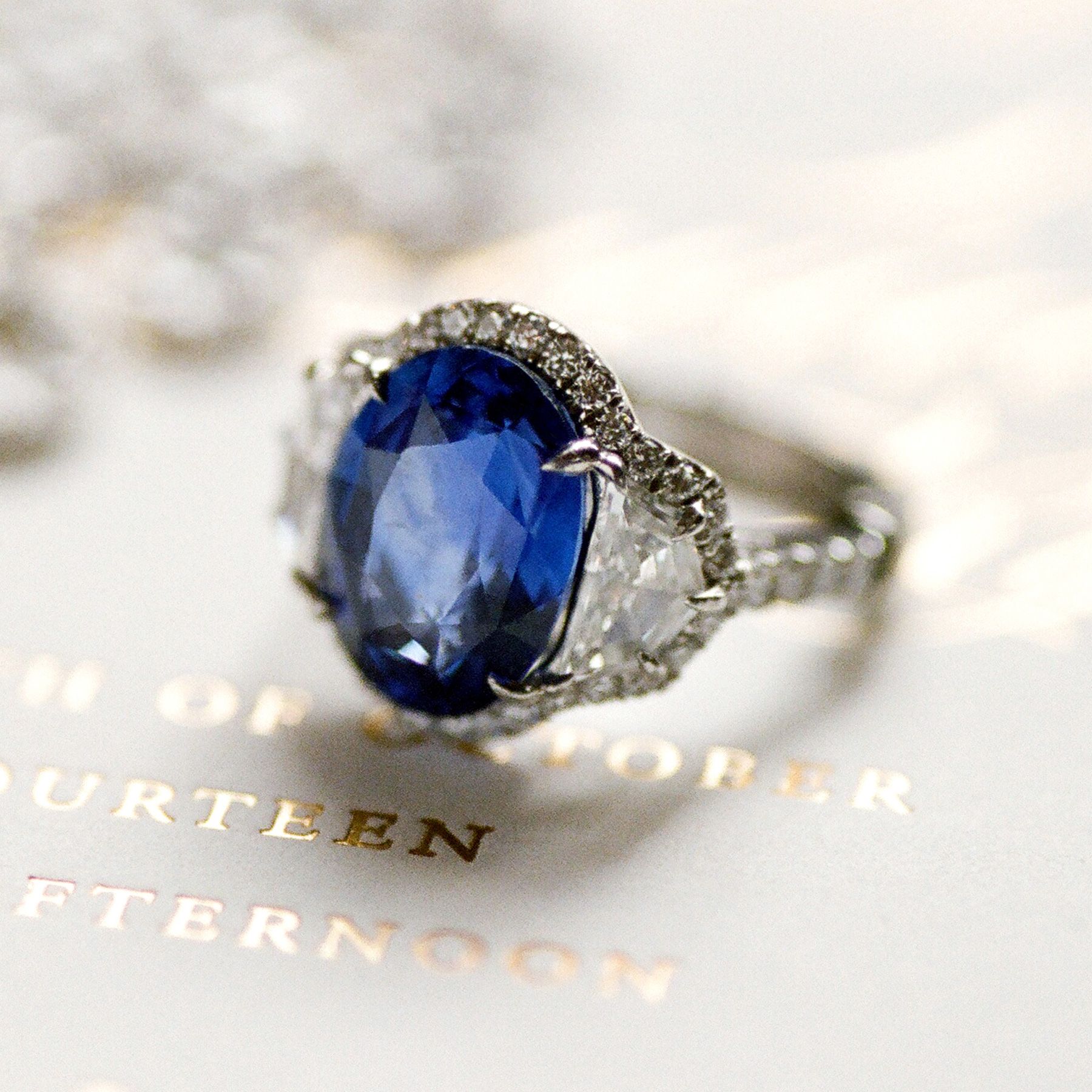 Pierścionek zaręczynowy Trendy 2021: pierścionek zaręczynowy z szafirowym niebieskim kamieniem
