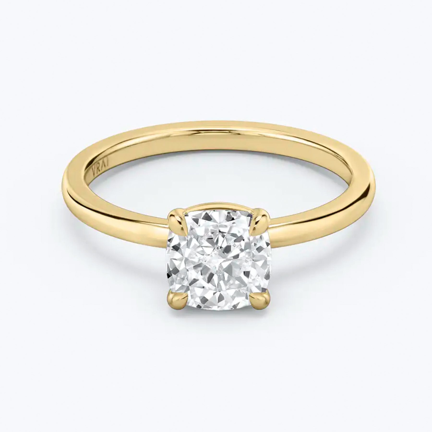 Trendy pierścionków zaręczynowych 2021: zrównoważone etyczne diamenty Vrai, żółte złoto i biały pierścionek z brylantem w szlifie poduszkowym