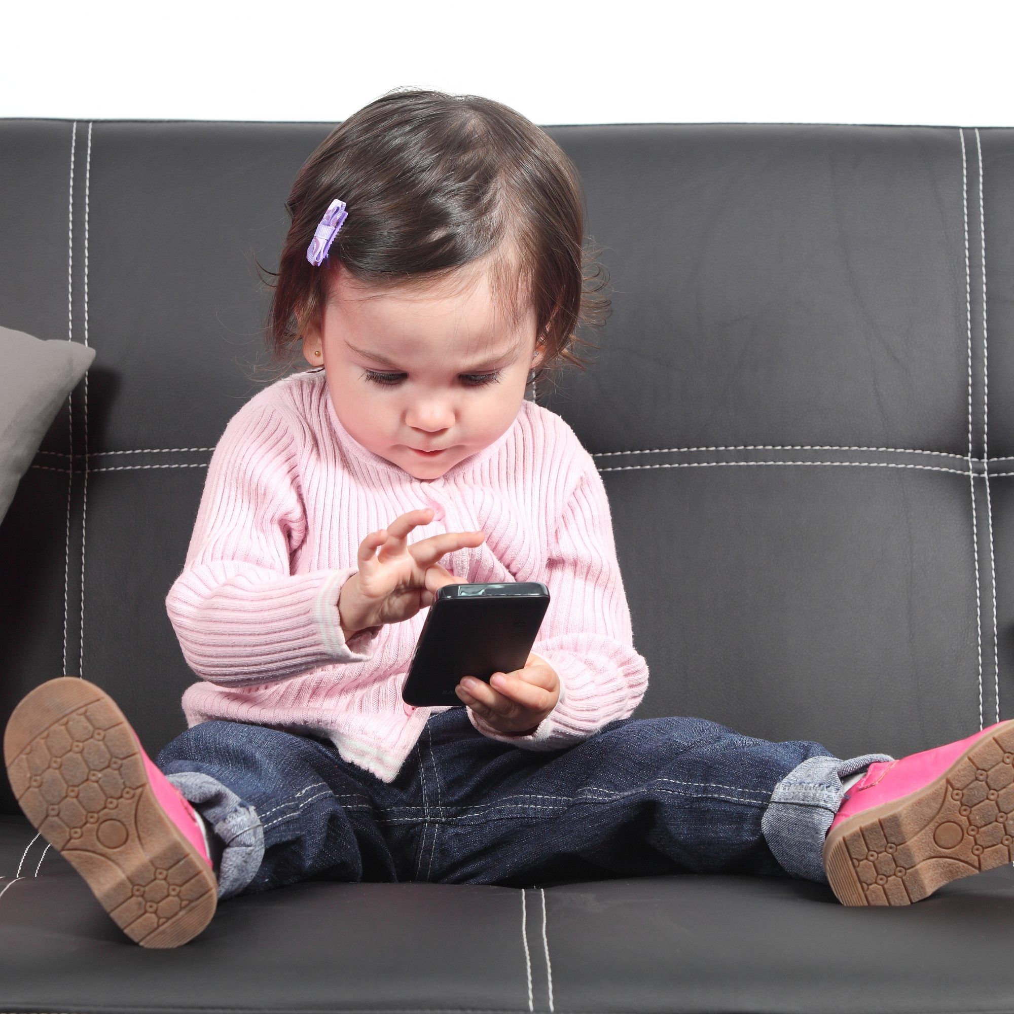 Согласно новому исследованию, дети младшего возраста, использующие сенсорные экраны, меньше спят