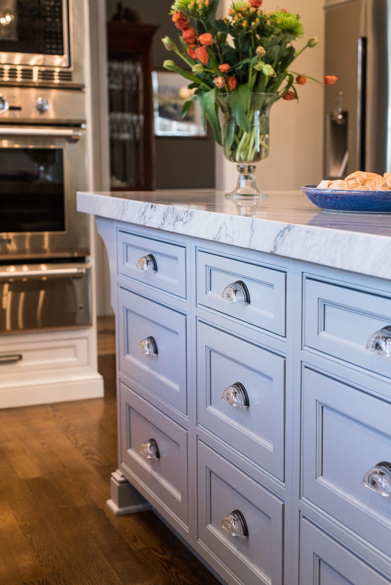 خزانة مطبخ تقليدية داخلية ، خزانة باللون الأزرق الفاتح