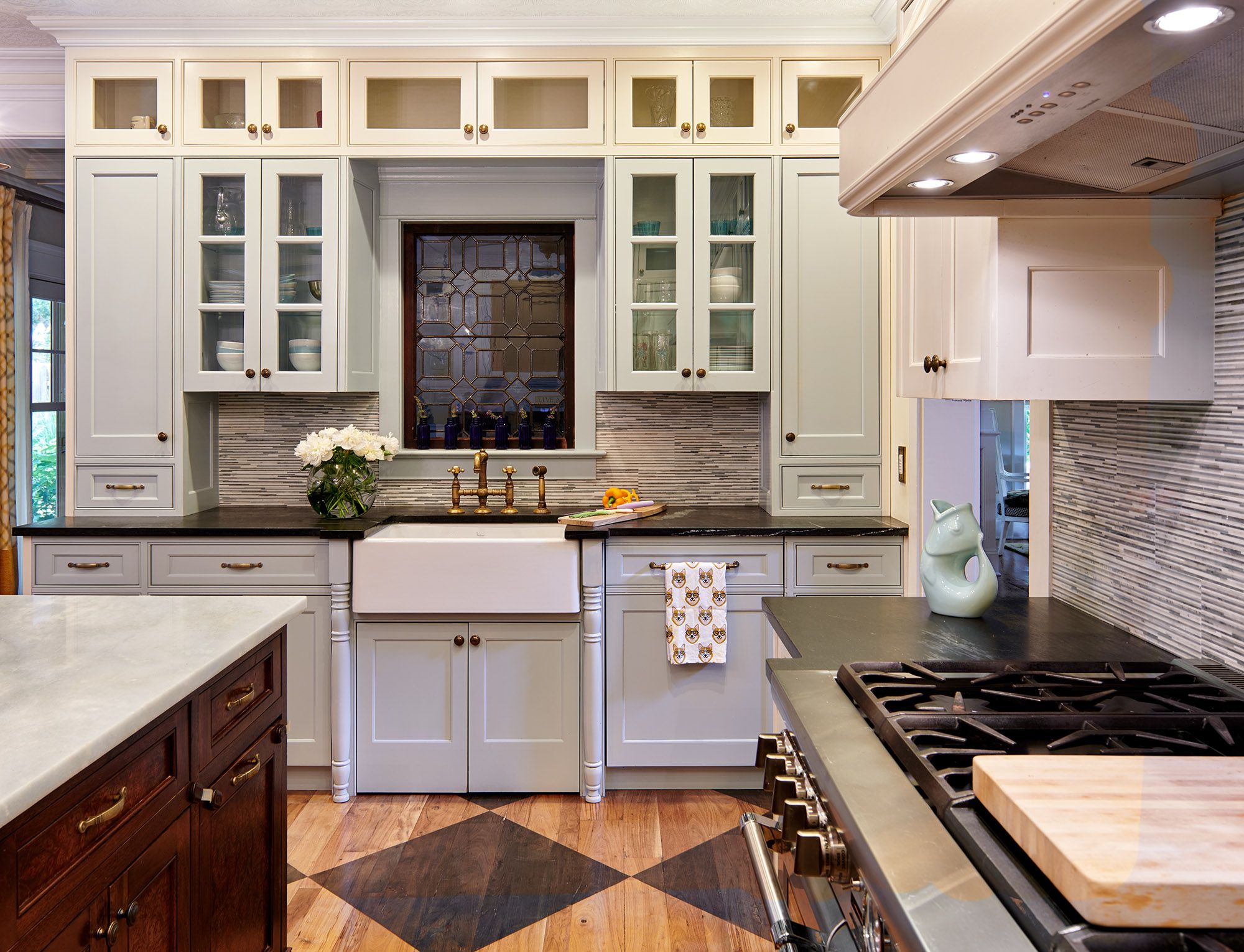 Γυάλινες πόρτες ντουλαπιών στην κουζίνα, ντουλάπια με κρέμα χρώματος με γυάλινα μέτωπα