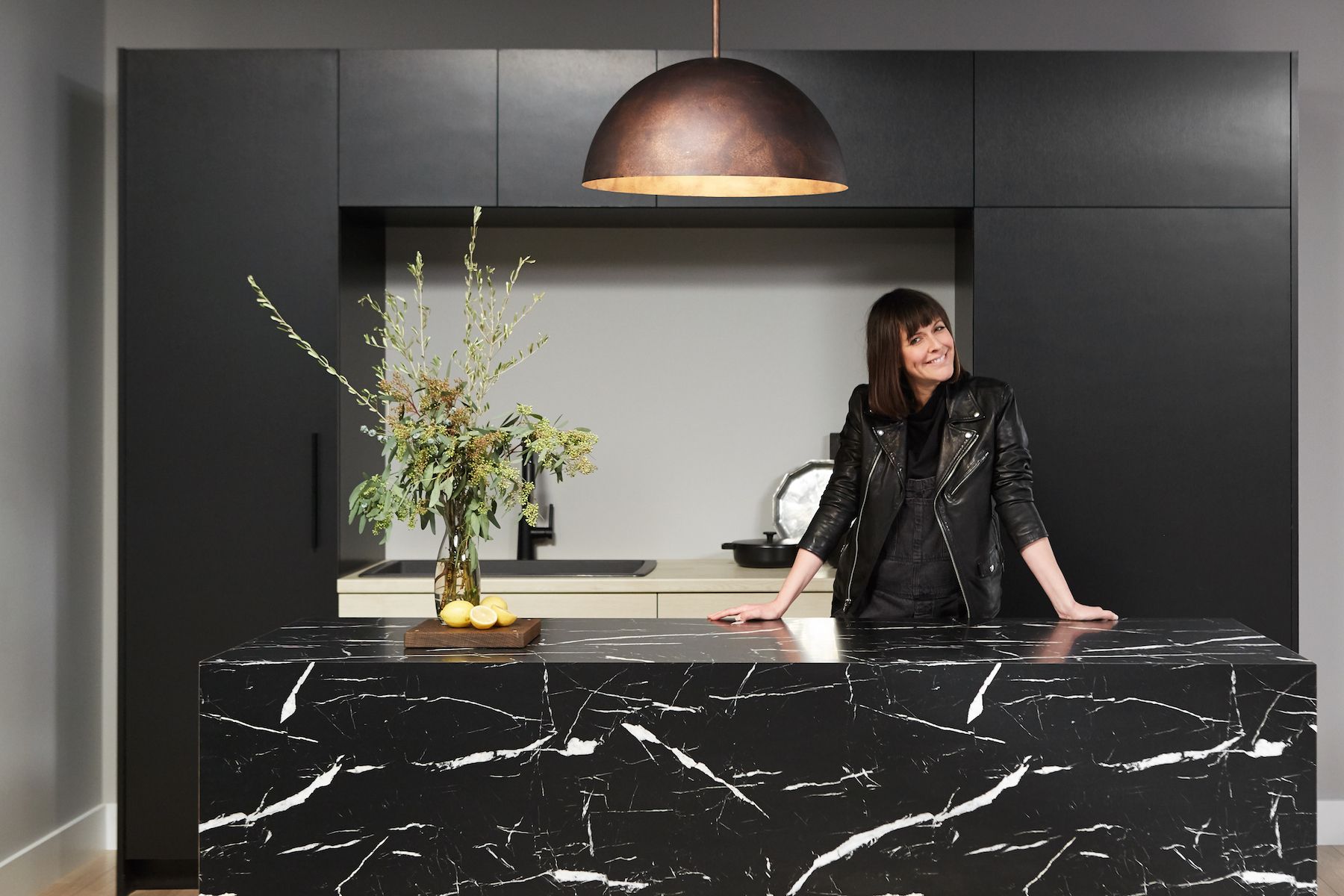 Black Formica- ის countertop, დიზაინერი Leanne Ford სამზარეულოში