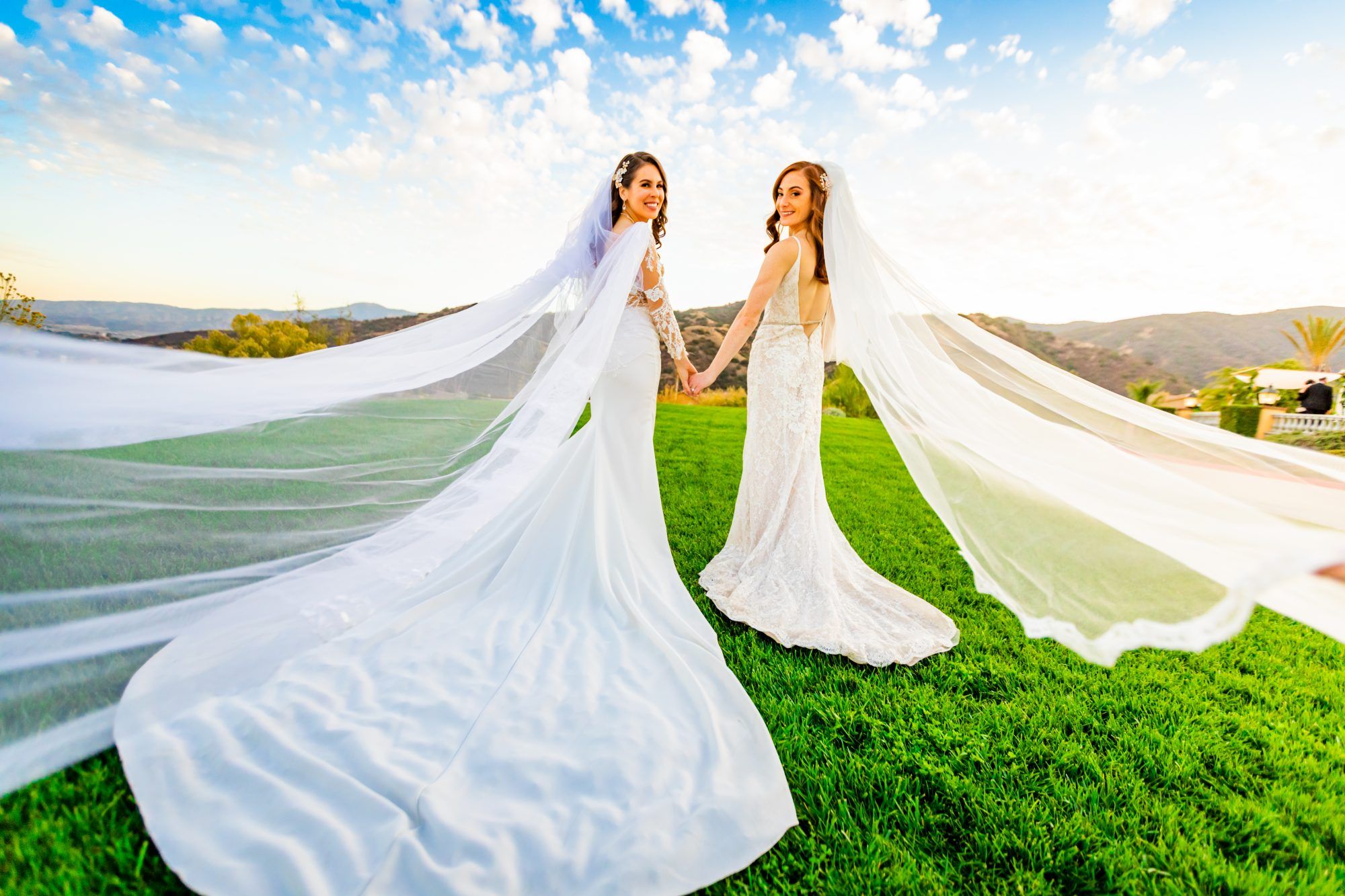 웨딩 드레스에서 얼룩을 제거하는 방법, 하얀 웨딩 드레스를 입은 2 명의 여성