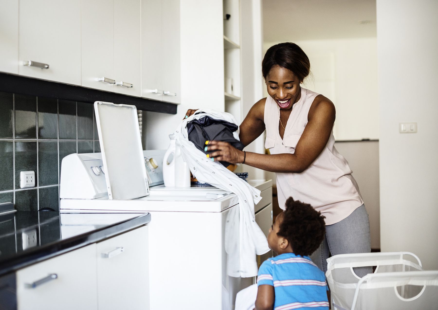 Mãe e filho lavando roupa