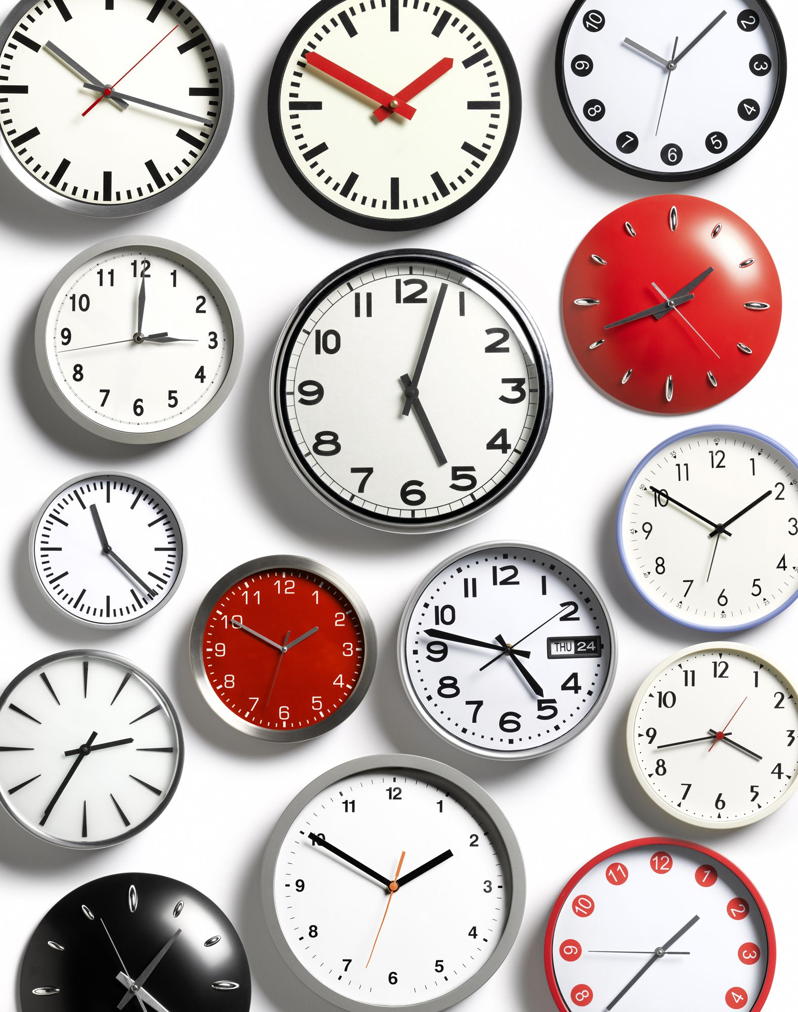 Ure so nastavljene na različne čase