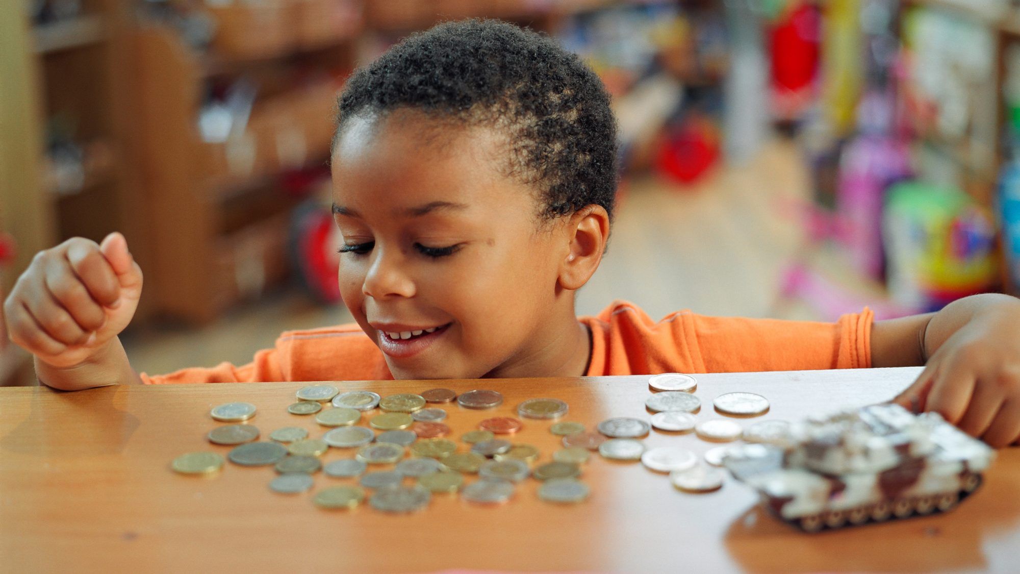 Kako svoje otroke naučiti denarja, da bodo postali finančno odgovorni odrasli