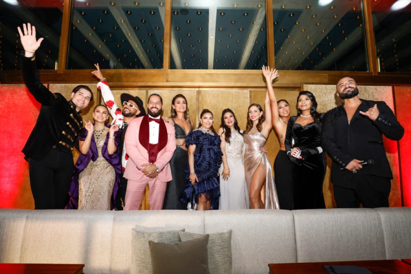   Die Besetzung von Dubai Bling posiert für ein Gruppenfoto bei der Show's Netflix launch