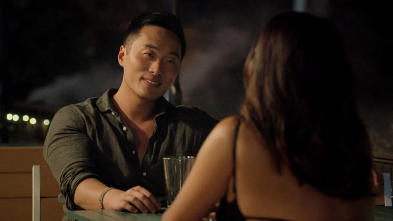  Andrew Liu har på seg mørk skjorte og smiler til Nancy, som har ryggen til kameraet.
