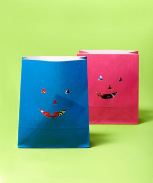 Neue Verwendung: Papiertüte als Halloween-Leckerli-Tasche