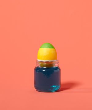 Pot de nourriture pour bébé comme aide à la décoration des œufs de Pâques
