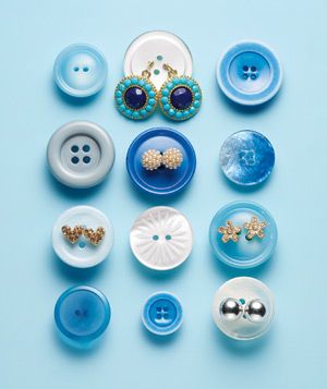 כפתורים ועגילים כחולים