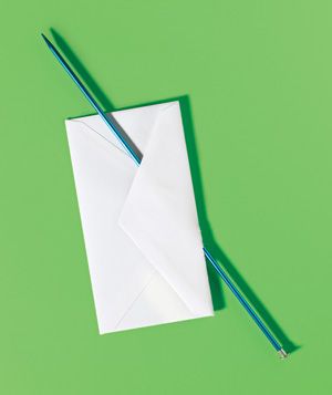 Agulha de tricô usada para abrir um envelope
