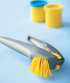 Play-Doh saç yapmak için kullanılan sarımsak presi