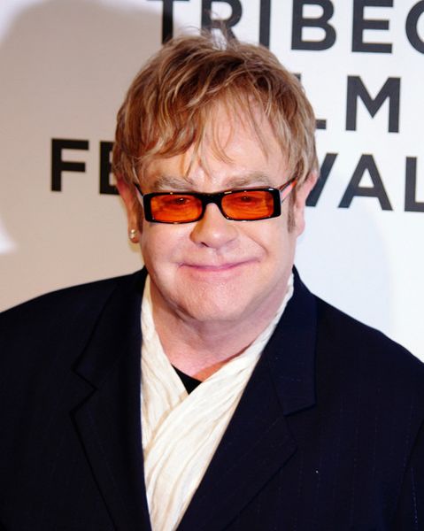 Kuinka vanha Elton John on? - Onko John Lewisin mainos tositarina?