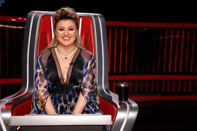 Ali Kelly Clarkson zapušča The Voice? Sodnikov prazen sedež pojasnjen!
