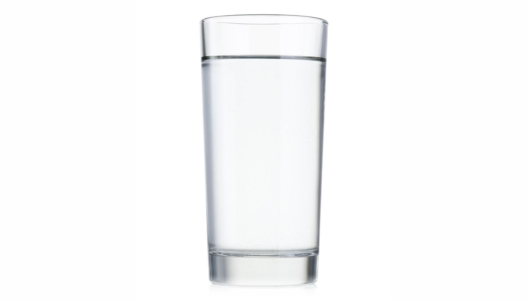 Agua en vaso transparente