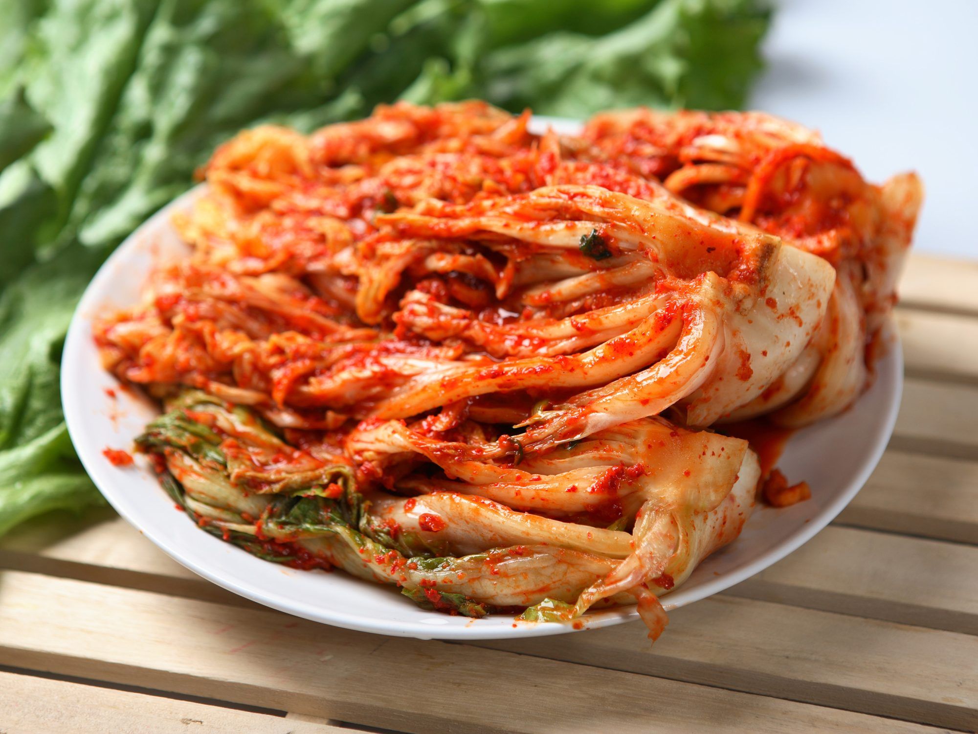 Kimchi jed, postrežena na belem krožniku