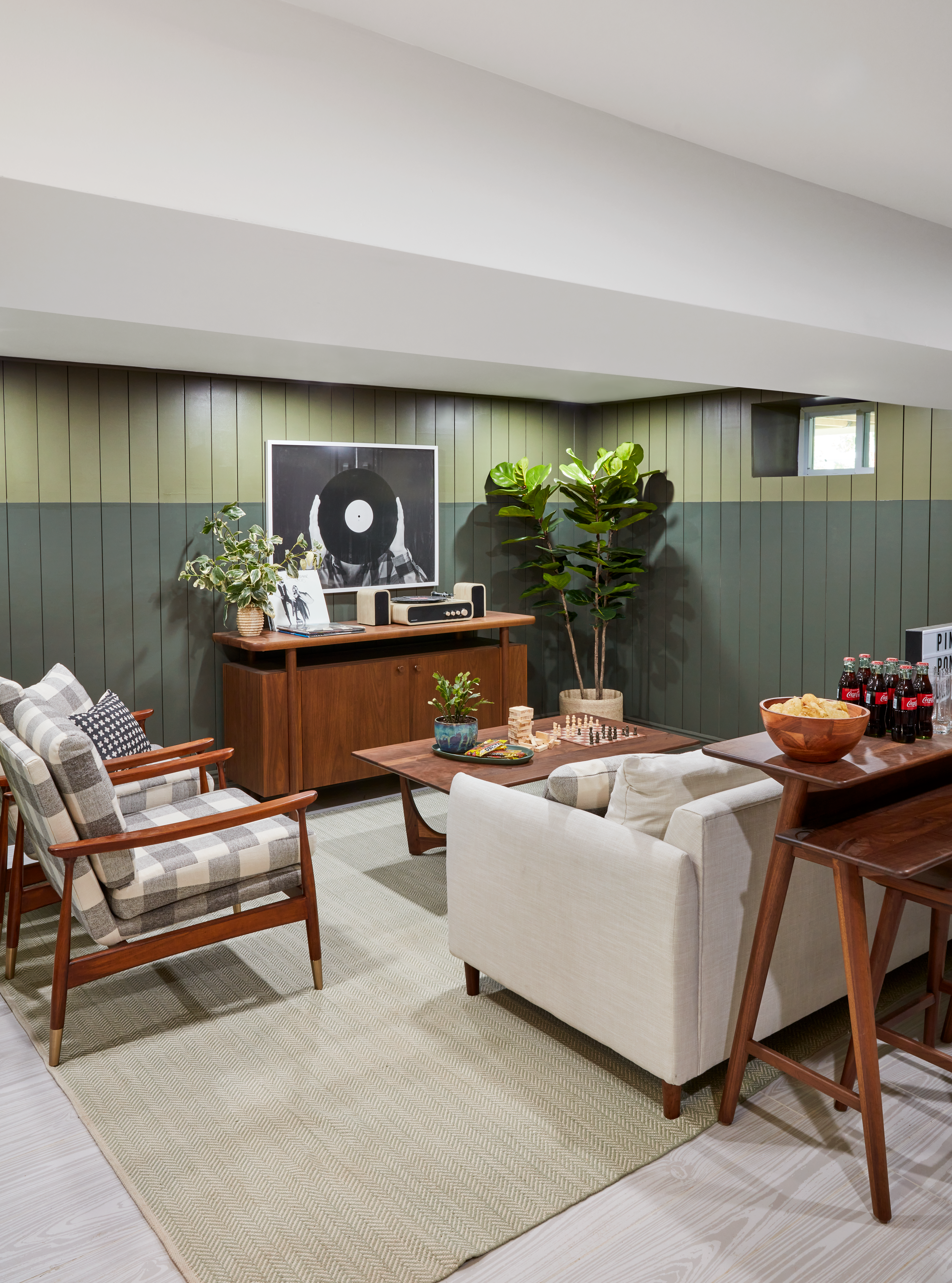 Kozel Bier Home ، صالة Basement مع جدران وأريكة خضراء