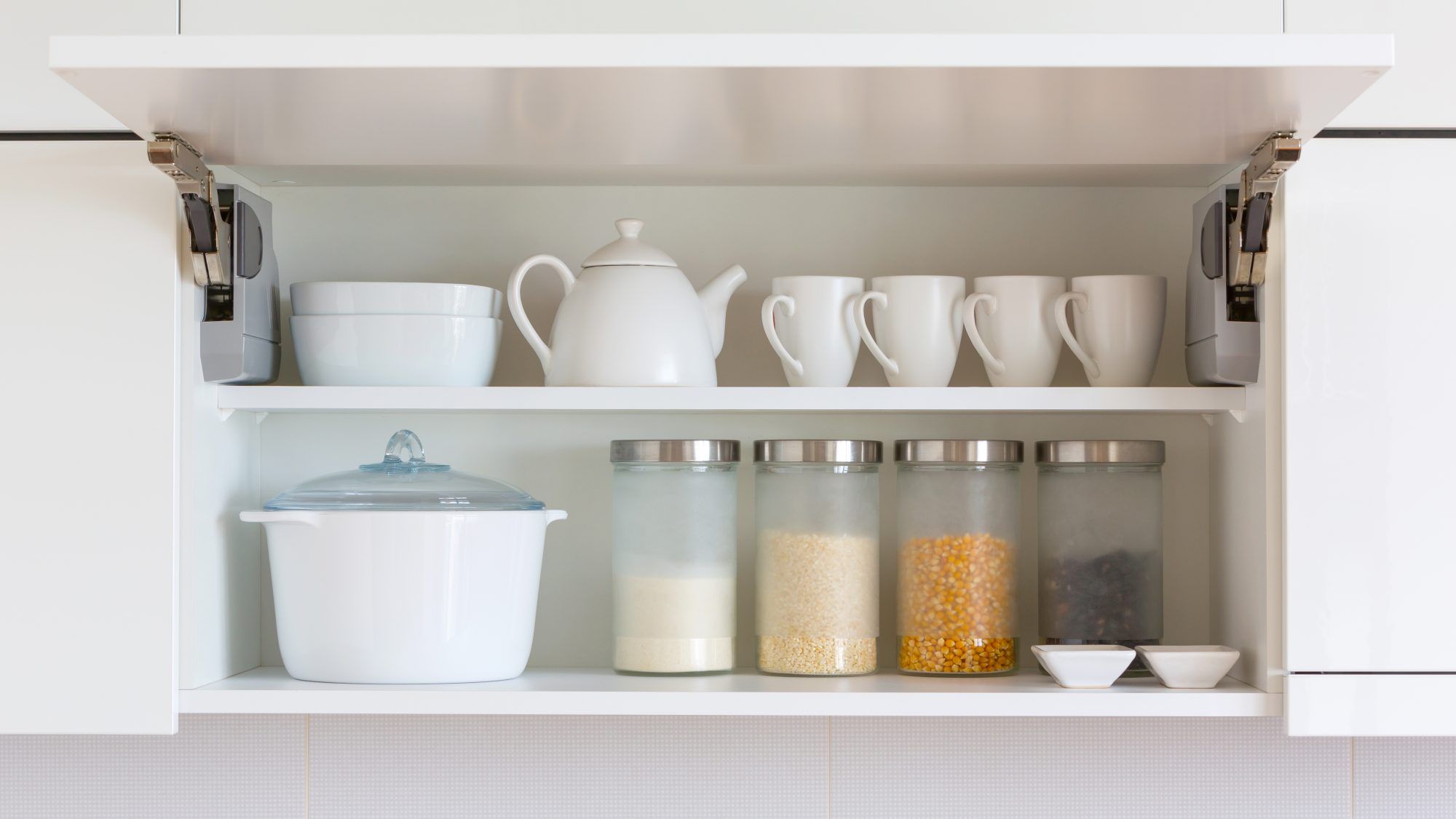 Ствари које треба избацити из кухињских ормарића: уредно организован кабинет