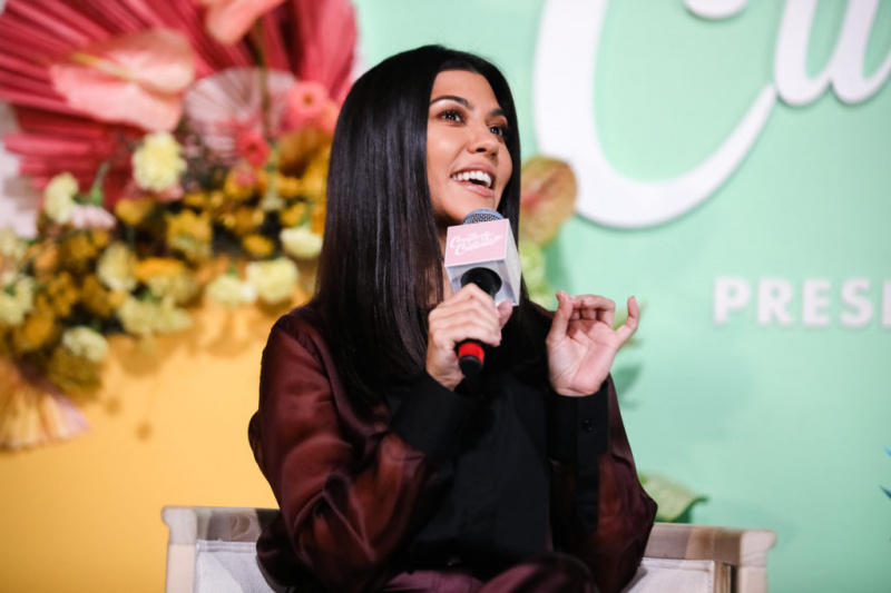   Kourtney Kardashian pitää mikrofonia suullaan Create And Cultivate -konferenssissa