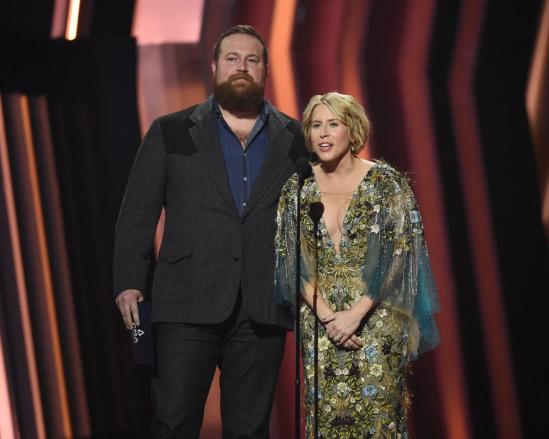   Ben og Erin Napier på scenen på ABC's The 56th Annual CMA Awards