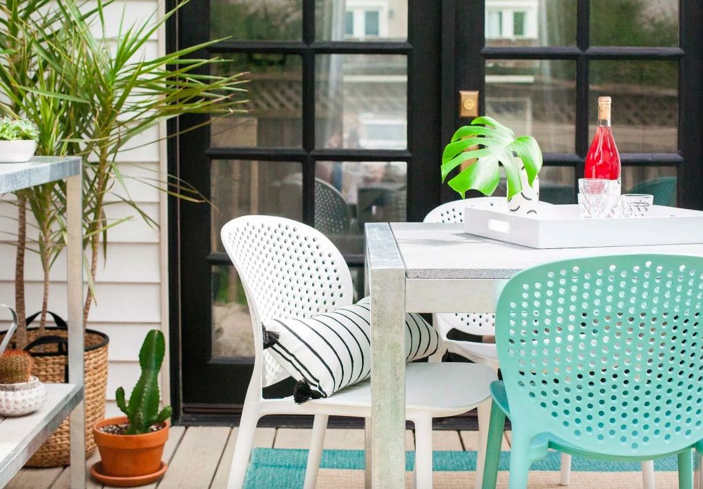 Artigo mobiliário de exterior com mesa e cadeira e plantas