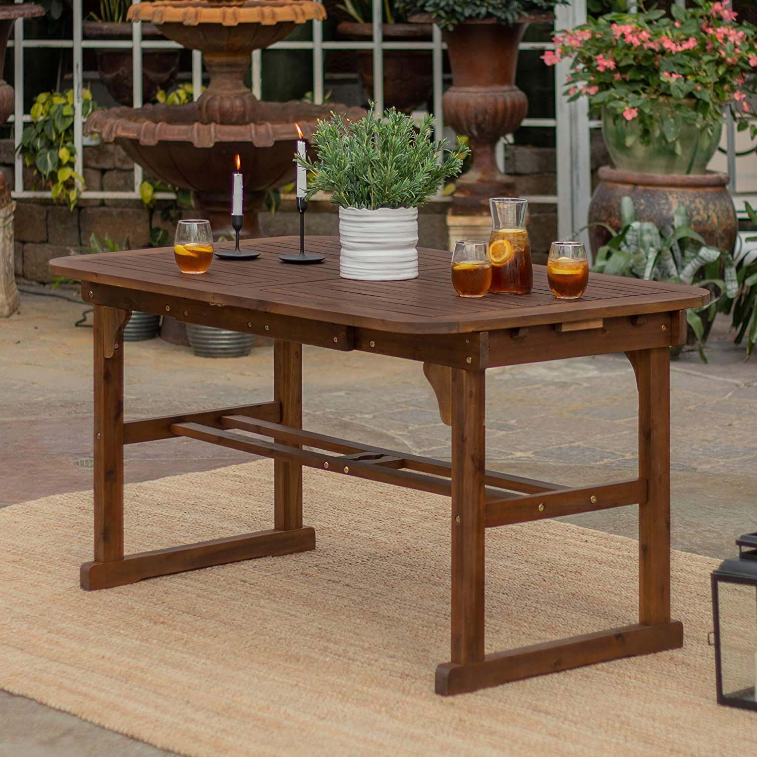 Esta mesa de comedor extensible para exteriores tiene el tamaño perfecto para reuniones en el patio trasero y está en oferta