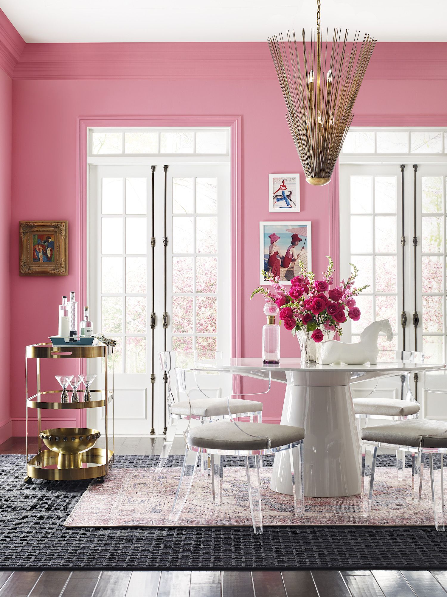 ห้องรับประทานอาหารที่มีผนังสีชมพูสดใส