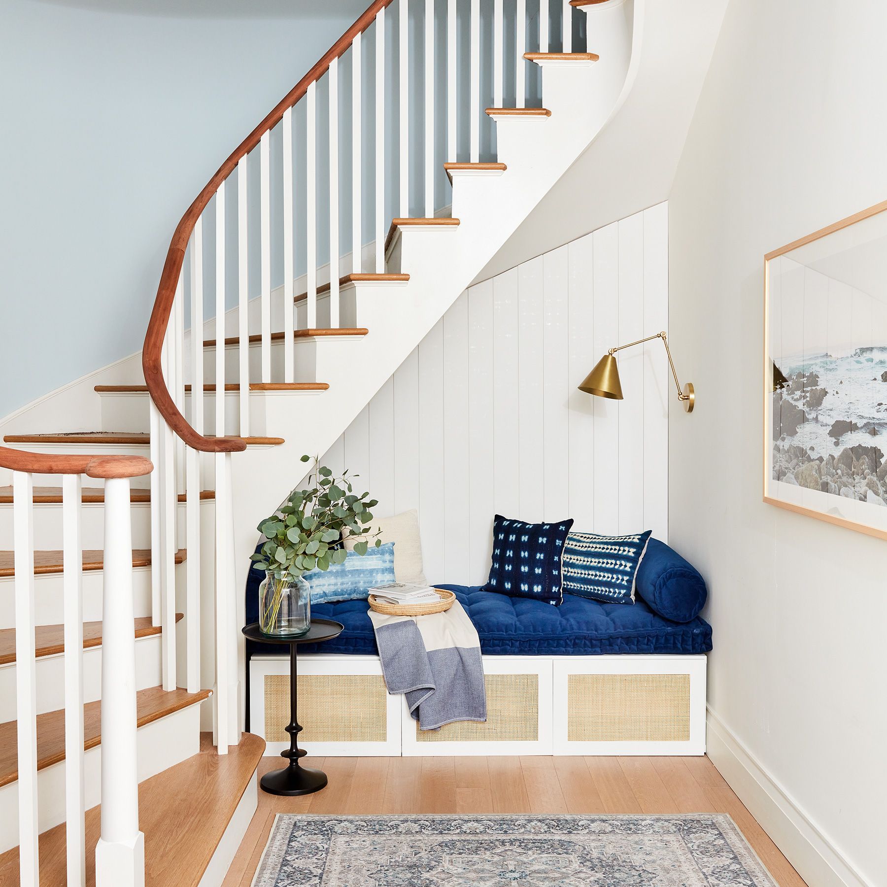 2020 Real Simple Home Tour: Trappor med shiplap
